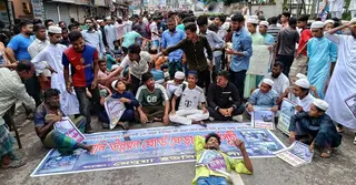 মেঘনার ভাঙন রোধে ব্যবস্থা নেয়ার দাবিতে ভোলায় পাউবো কার্যালয় ঘেরাও, সড়ক অবরোধ